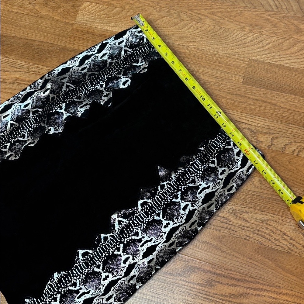 Vintage Y2K Metro Style black leather and silver snakeskin design skirt. Size 16 - Picture 14 of 17